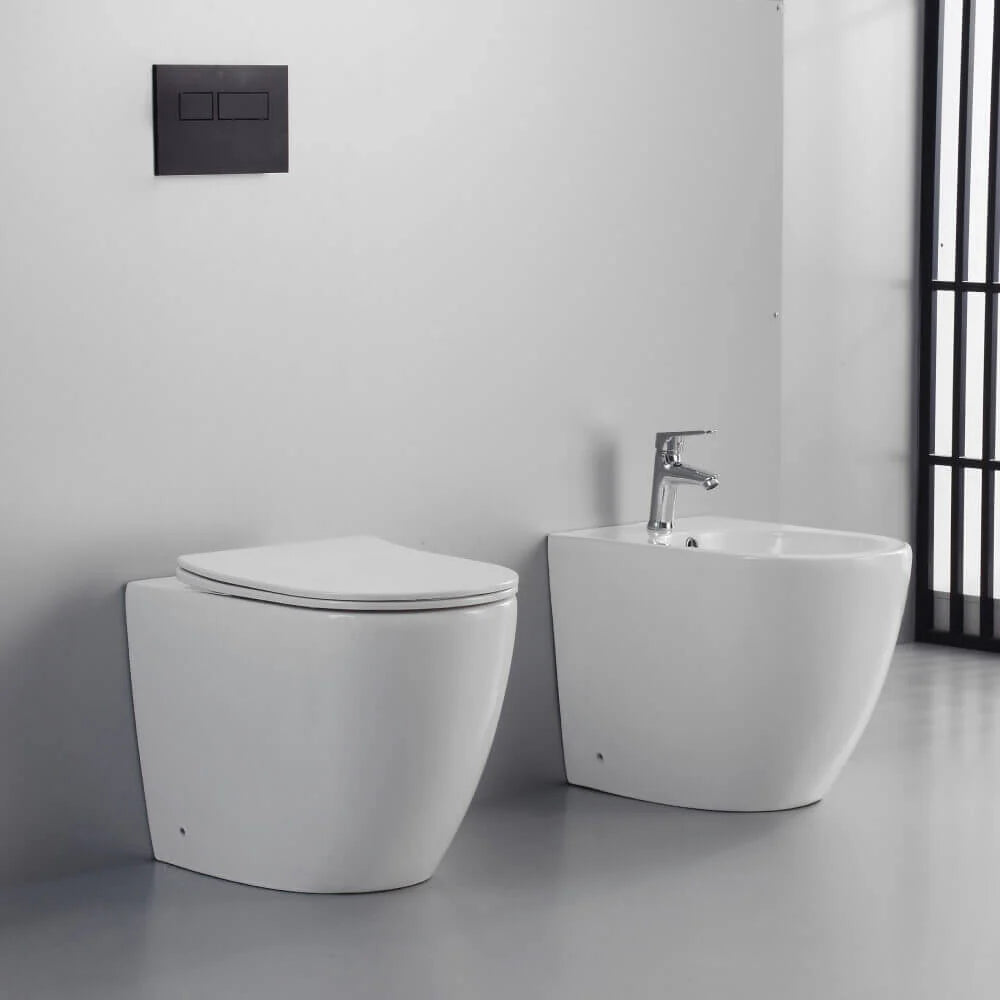 ARIES | Set sanitari a terra filo muro con tecnologia rimless